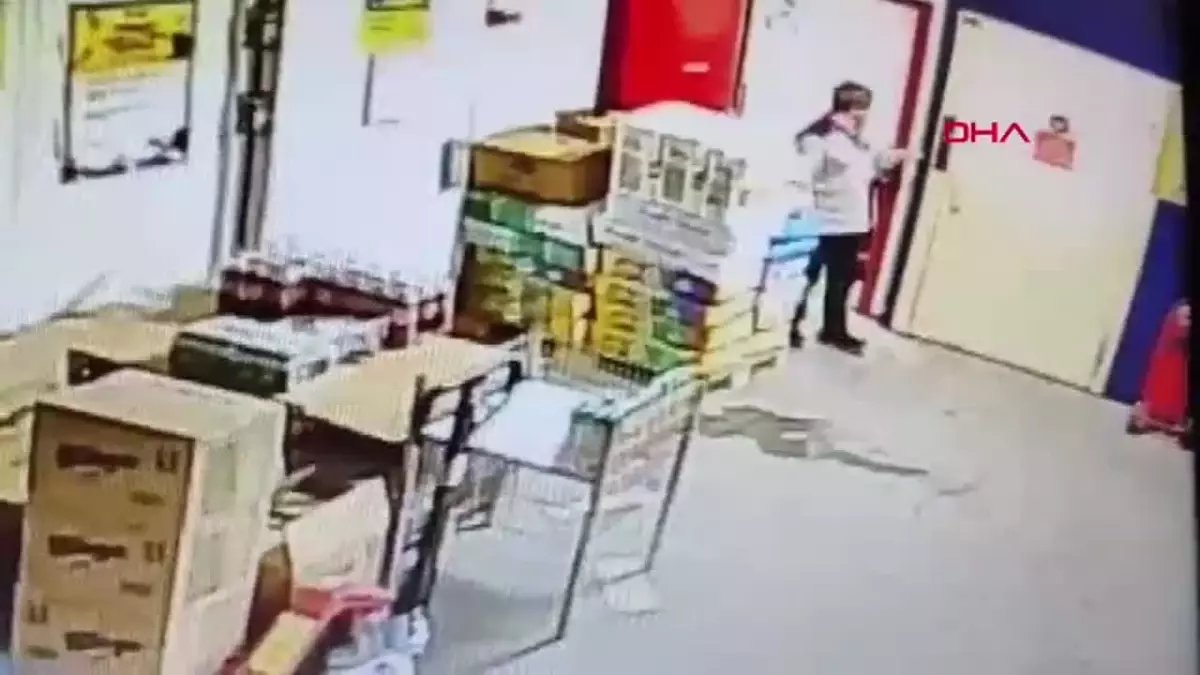 İzmir'in Buca ilçesinde, bir market çalışanı yük asansörünün düşmesi sonucu