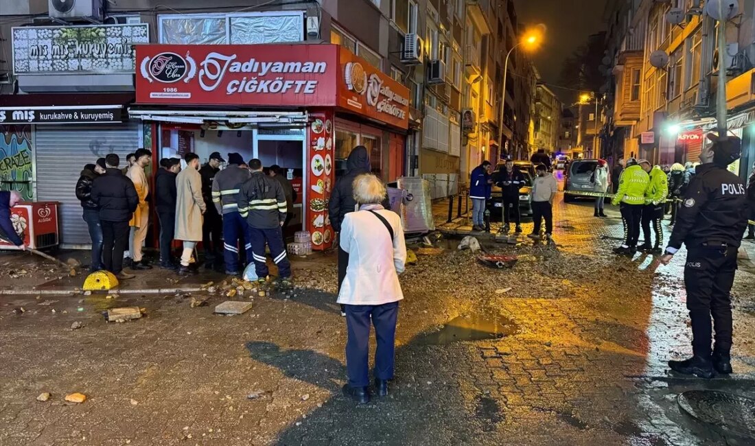 Kadıköy'de meydana gelen su şebekesi patlağı nedeniyle bina sakinleri tahliye