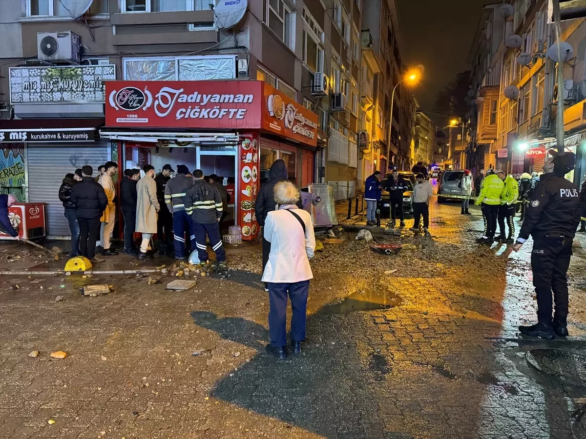 Kadıköy'de meydana gelen su şebekesi patlağı nedeniyle bina sakinleri tahliye