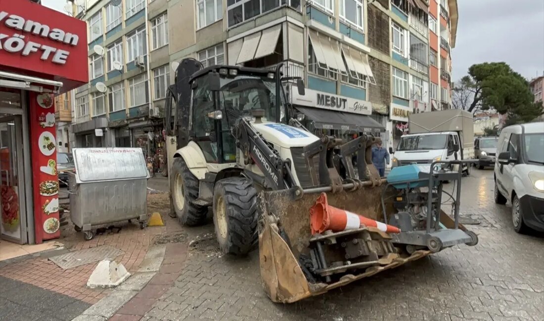 Kadıköy'de meydana gelen su şebekesi patlağı sonrası onarım çalışmaları hızla