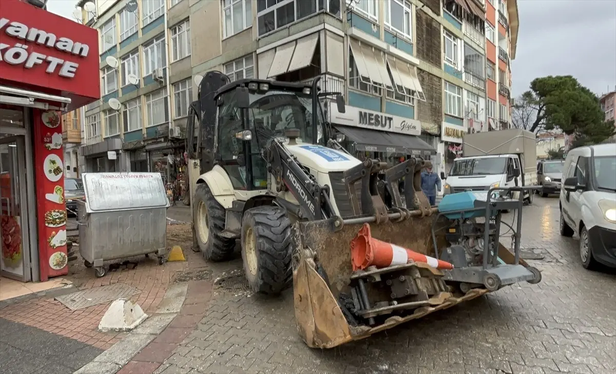 Kadıköy'de meydana gelen su şebekesi patlağı sonrası onarım çalışmaları hızla