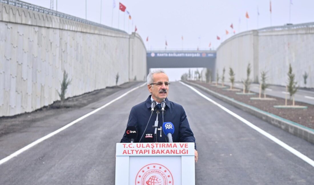 Kahta-Narince-Siverek Yolu Açılış Töreni'nde Ulaştırma ve Altyapı Bakanı Abdulkadir Uraloğlu,