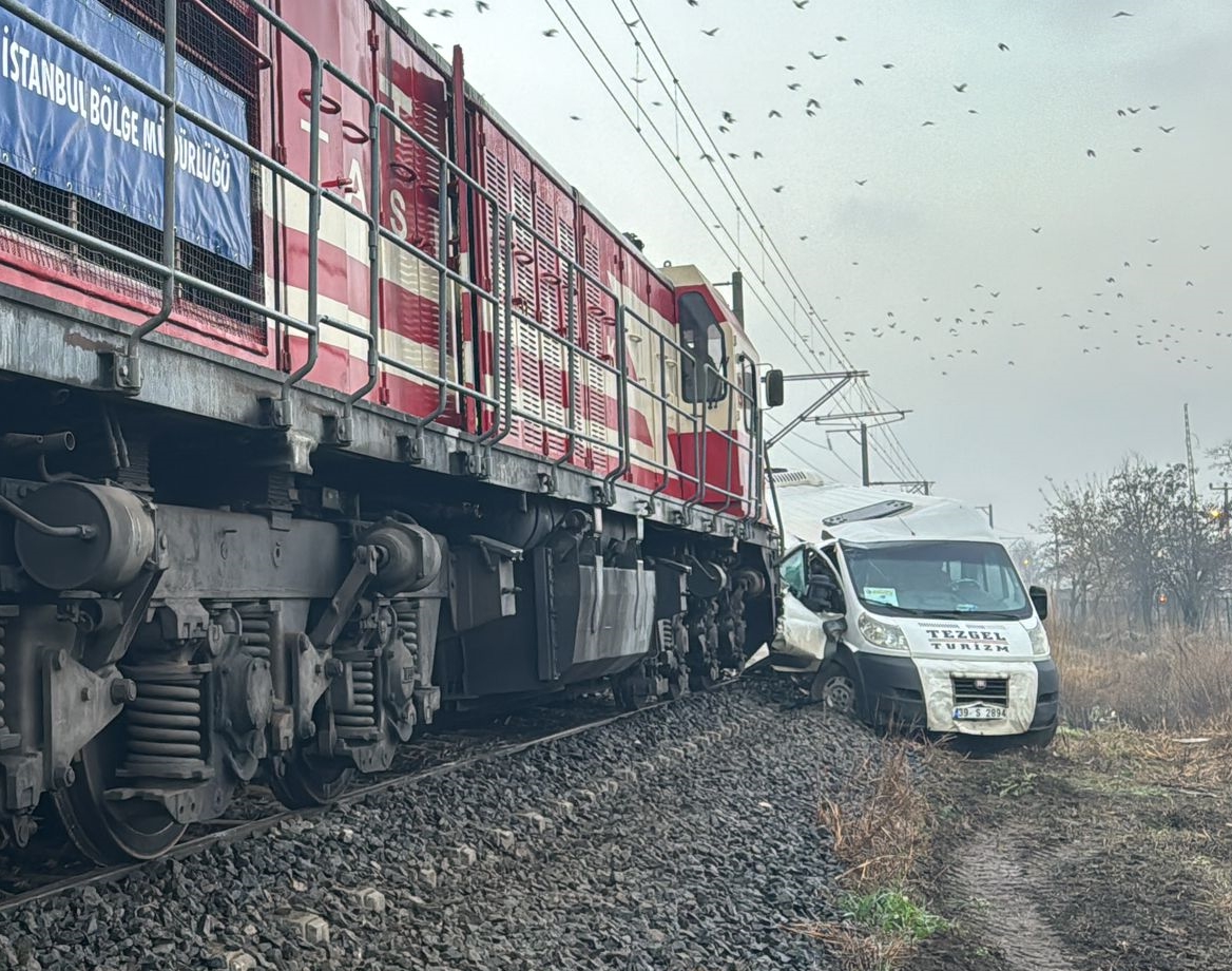 Tren ve Servis Minibüsü Çarpıştı