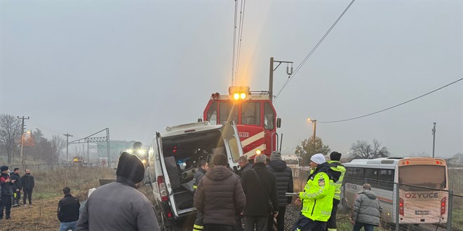 Kapıkule Garı'na giden yük treni, servis minibüsüne çarptı. Olayın detayları,