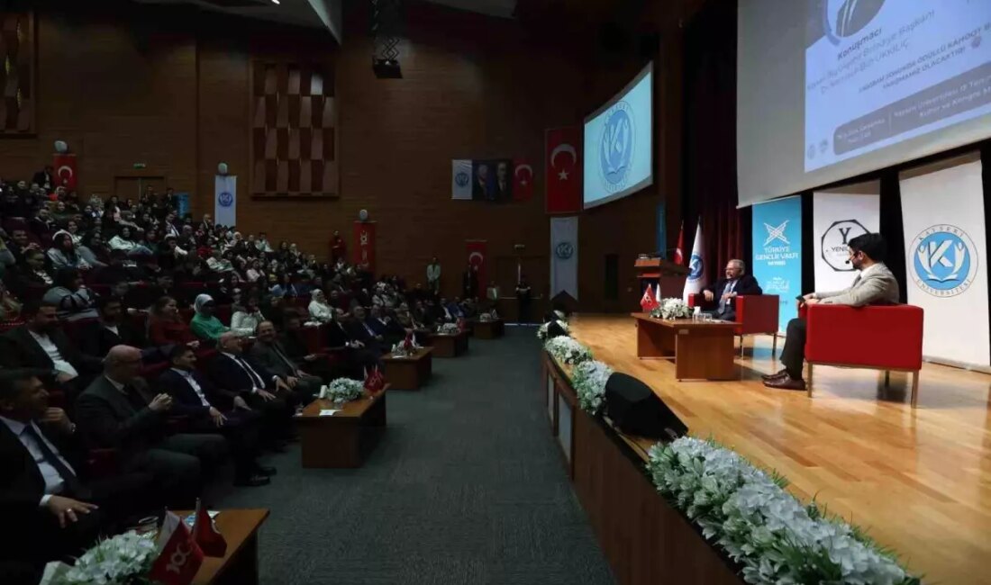 Kayseri Büyükşehir Belediye Başkanı Dr. Memduh Büyükkılıç, gençlerle kariyer fırsatlarını