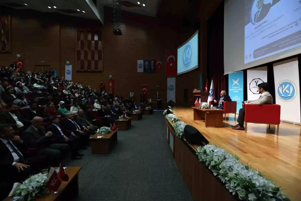 Kayseri Büyükşehir Belediye Başkanı Dr. Memduh Büyükkılıç, gençlerle kariyer fırsatlarını