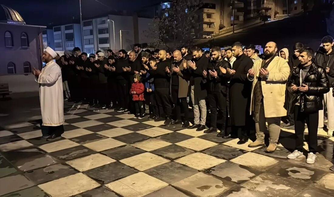 Kazakistan'daki trajik uçak kazasında hayatını kaybedenler için düzenlenen gıyabi cenaze