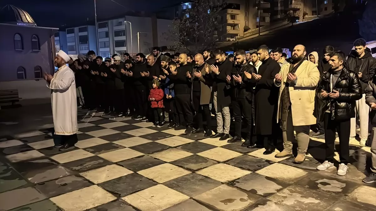 Kazakistan'daki trajik uçak kazasında hayatını kaybedenler için düzenlenen gıyabi cenaze