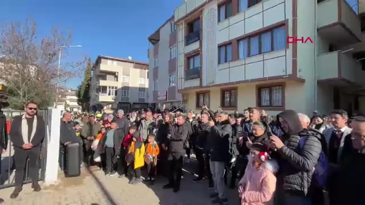 Kocaeli'de öğretmene şiddet olayı, Sema Özdemir'in durumu ile dikkat çekiyor.