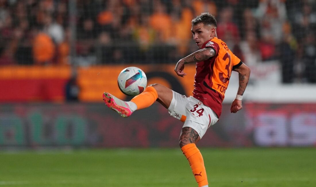 Uruguaylı futbolcu Lucas Torreira, Hummel ile yeni bir sponsorluk anlaşması