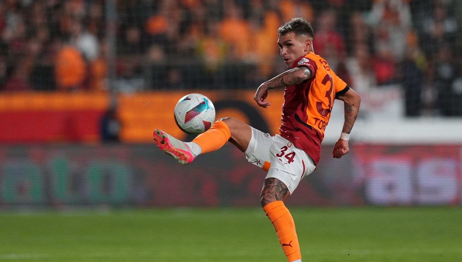 Uruguaylı futbolcu Lucas Torreira, Hummel ile yeni bir sponsorluk anlaşması