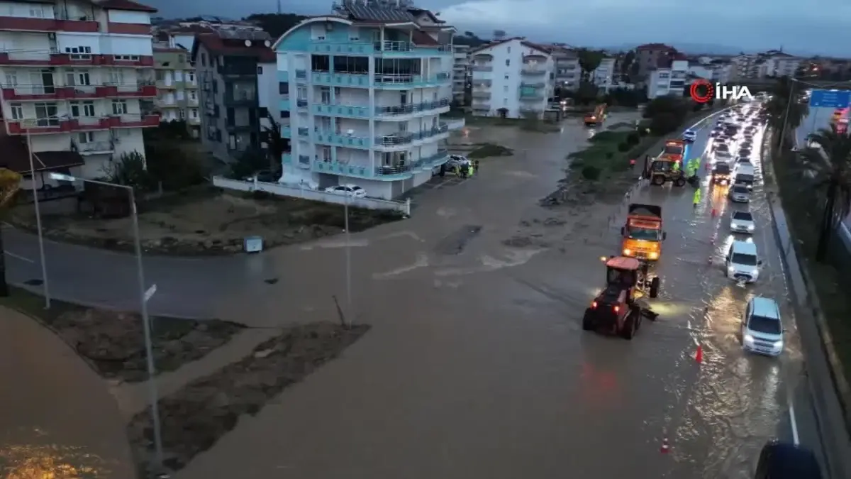 Manavgat'ta meydana gelen şiddetli yağışlar, günlük yaşamı olumsuz etkiledi. Sokaklar