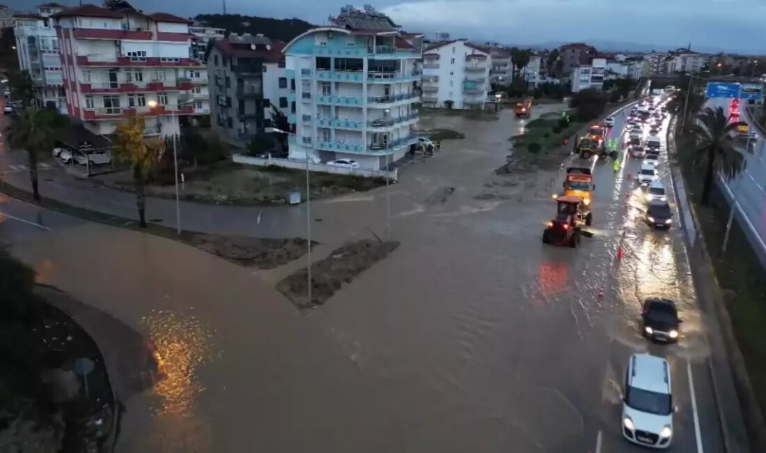 Manavgat'ta meydana gelen şiddetli yağmur, sel felaketine yol açtı. Bu