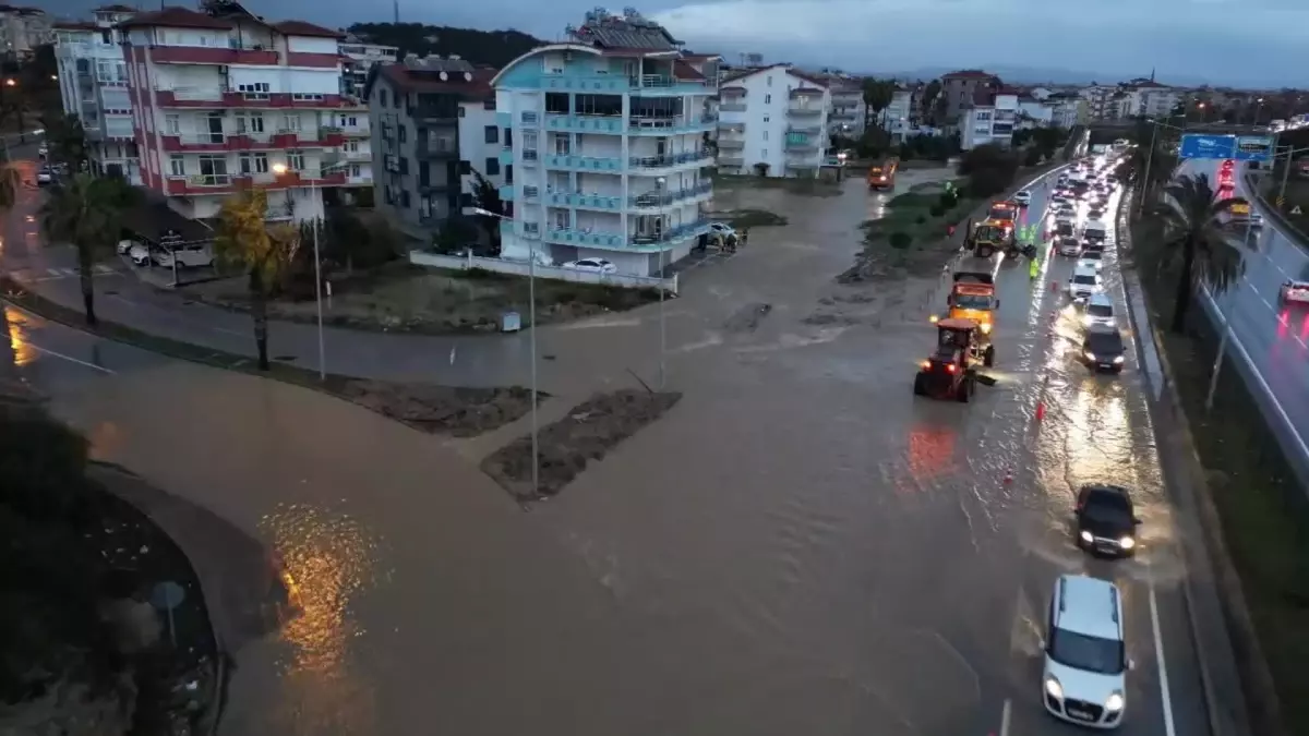 Manavgat'ta meydana gelen şiddetli yağmur, sel felaketine yol açtı. Bu