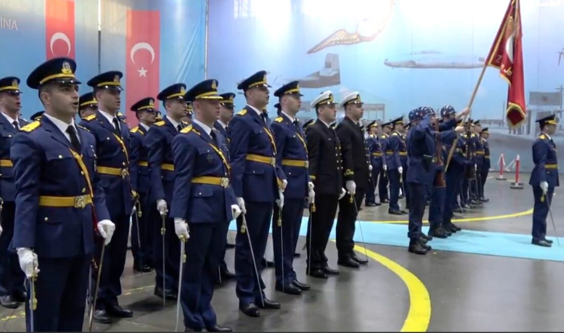 İzmir Çiğli’deki 2'nci Ana Jet Üs Komutanlığında düzenlenen Pilotaj Mezuniyet