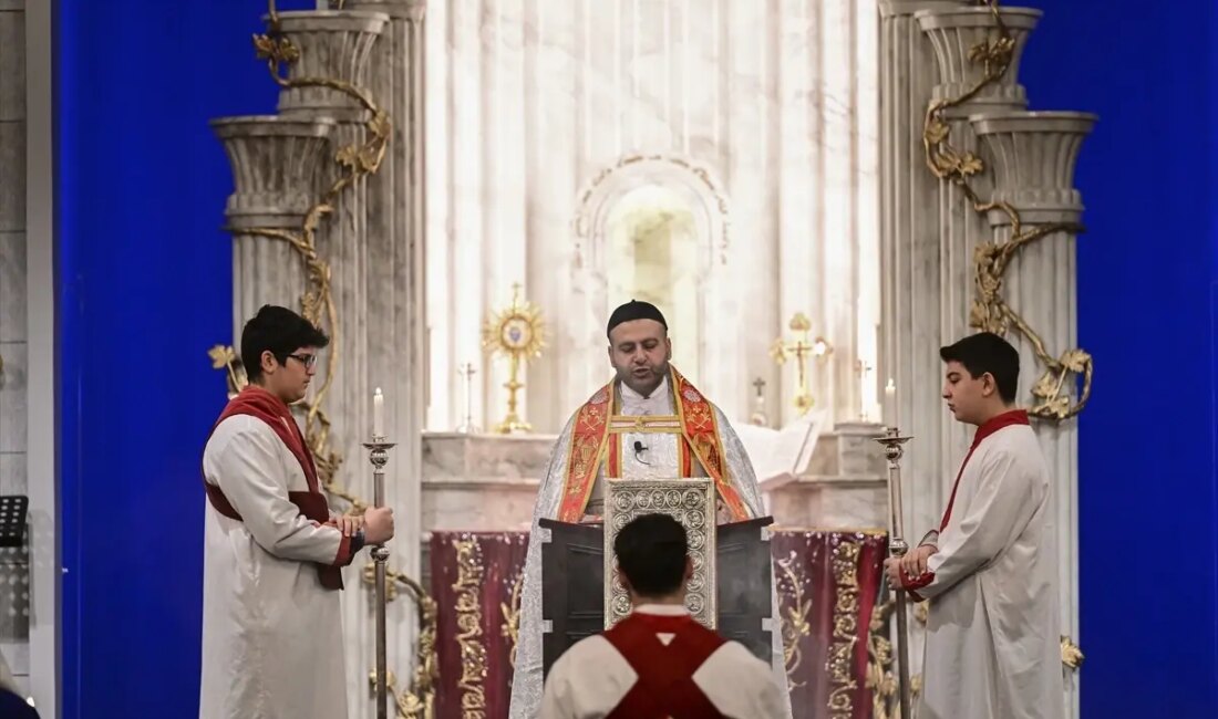 Mor Efrem Süryani Kadim Kilisesi'nde Noel Ayini coşkusu, geleneksel müzikler