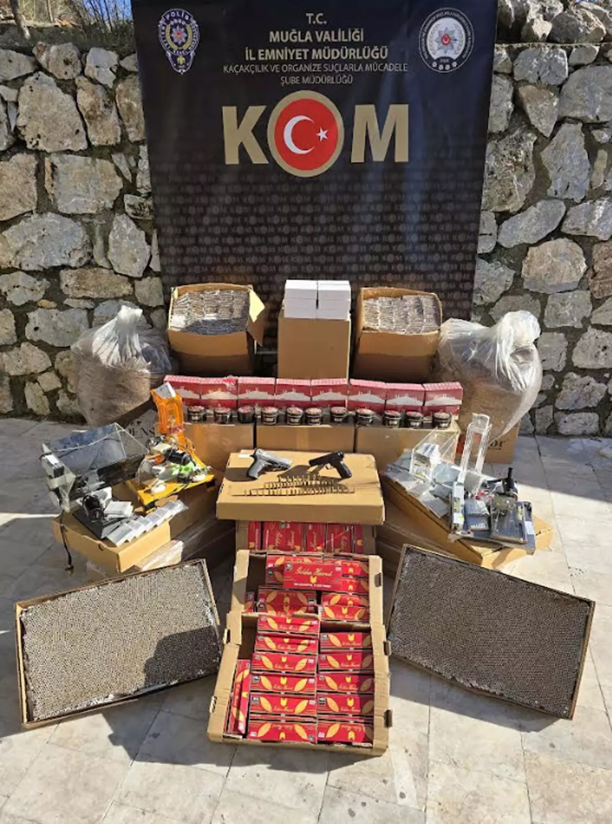 Muğla'da düzenlenen kaçak tütün operasyonunda 6 kişi gözaltına alındı. Emniyet