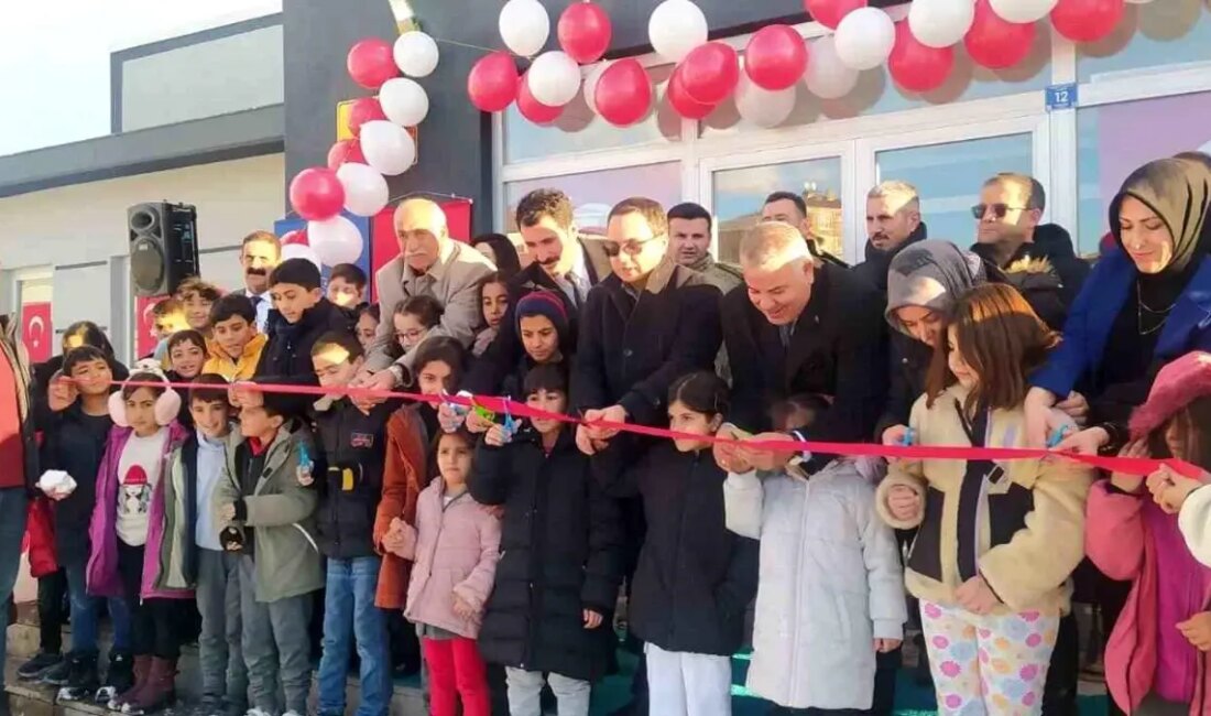 Muradiye'de açılan yarı olimpik yüzme havuzu, yüzme tutkunları için yeni