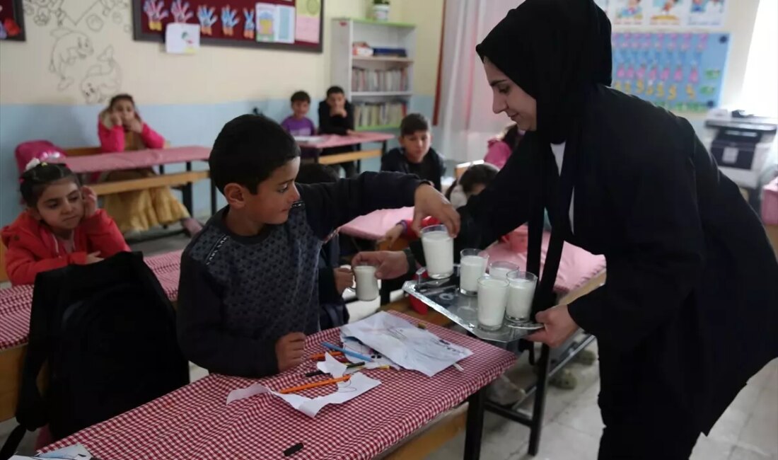 Öğretmen Merve Akkurt'un öğrencileri için düzenlediği süt etkinliği, fedakarlıkları ve