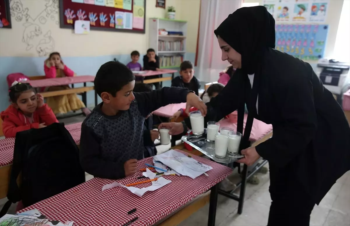 Öğretmen Merve Akkurt'un öğrencileri için düzenlediği süt etkinliği, fedakarlıkları ve