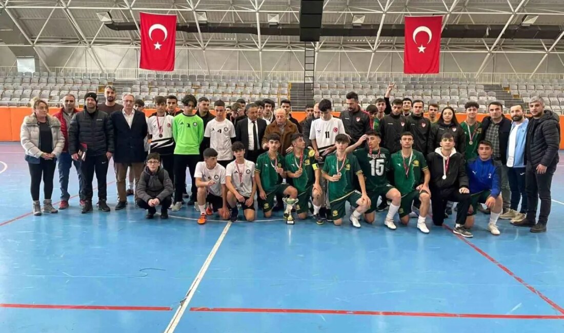Okul sporları futsal müsabakaları, genç yeteneklerin sahne aldığı heyecan dolu