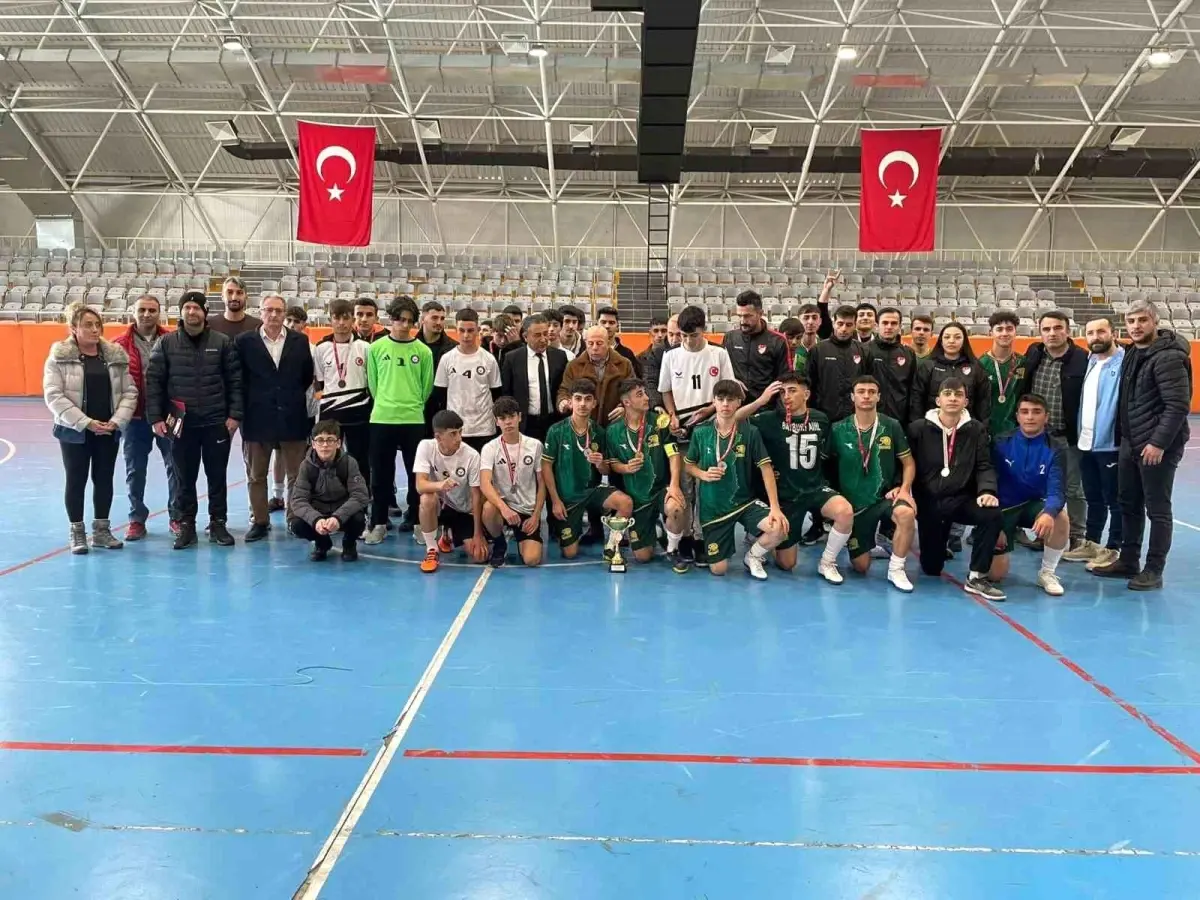 Okul sporları futsal müsabakaları, genç yeteneklerin sahne aldığı heyecan dolu