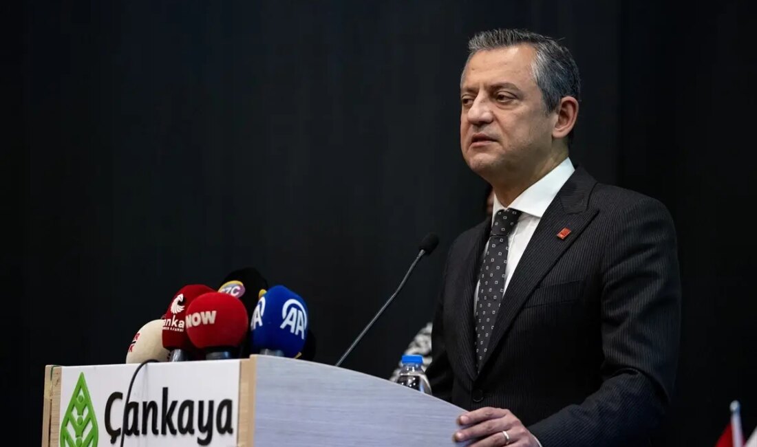 Özgür Özel, anayasa tartışmalarını sert bir dille eleştirerek, mevcut durumu