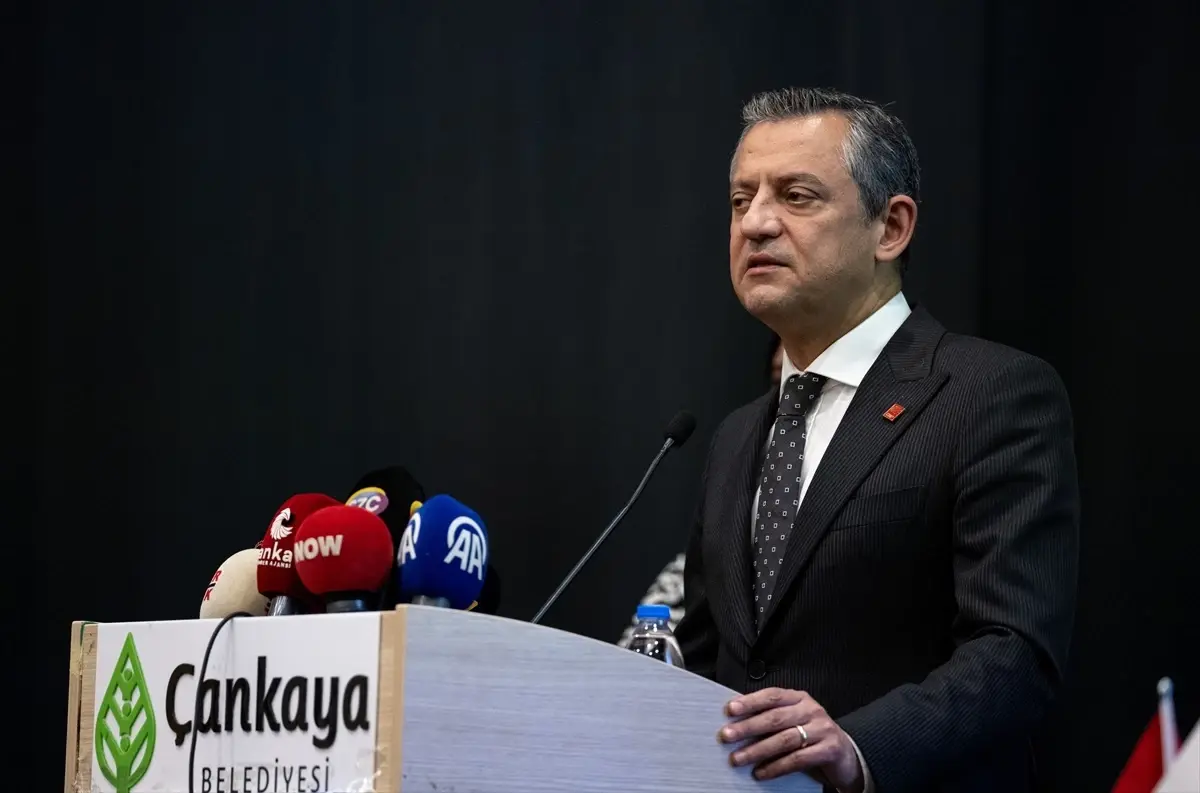 Özgür Özel, anayasa tartışmalarını sert bir dille eleştirerek, mevcut durumu
