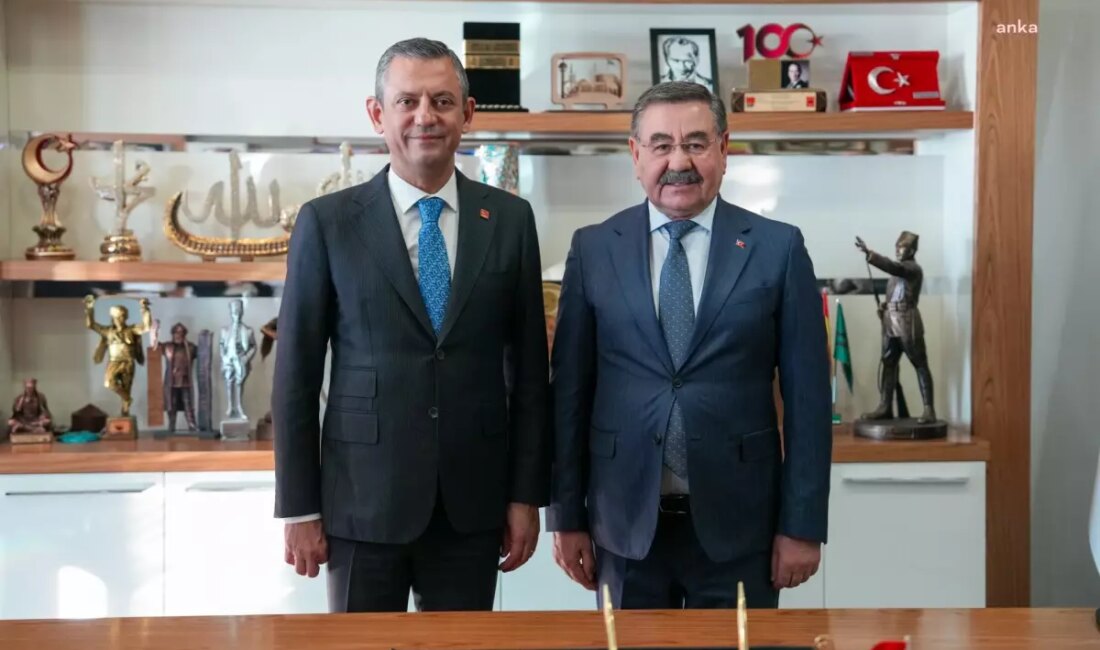 Özgür Özel, Gölbaşı'nda Belediye Başkanı Yakup Odabaşı ile bir araya