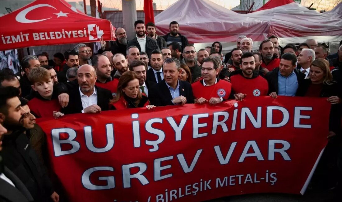 Özgür Özel, metal işçilerine destek olmak amacıyla gerçekleştirdiği ziyaretle işçilerin
