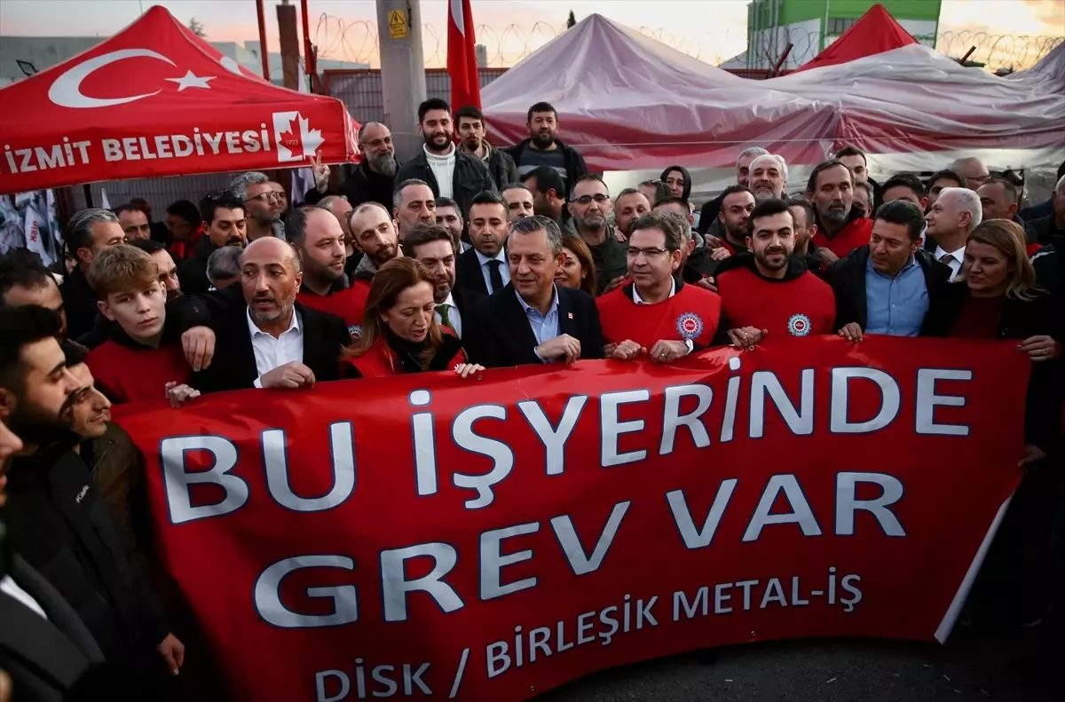 Özgür Özel, metal işçilerine destek olmak amacıyla gerçekleştirdiği ziyaretle işçilerin