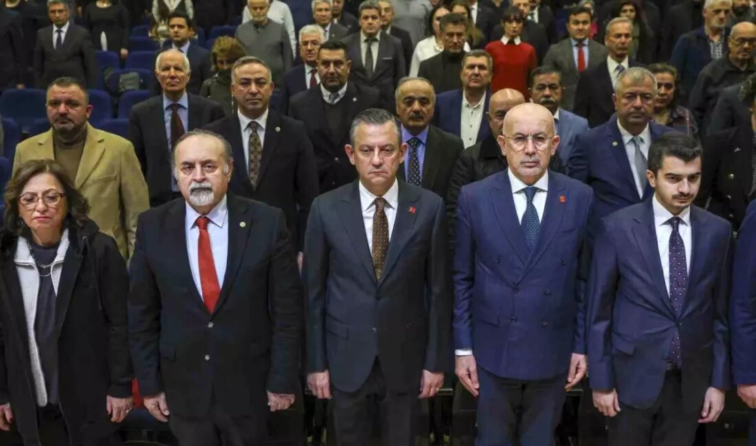 Özgür Özel, asgari ücret konusunda yaptığı çarpıcı açıklamalarla dikkat çekiyor.