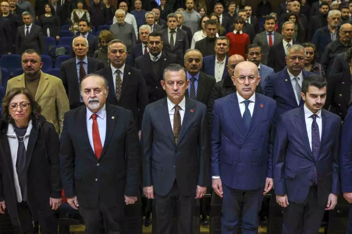 Özgür Özel, asgari ücret konusunda yaptığı çarpıcı açıklamalarla dikkat çekiyor.