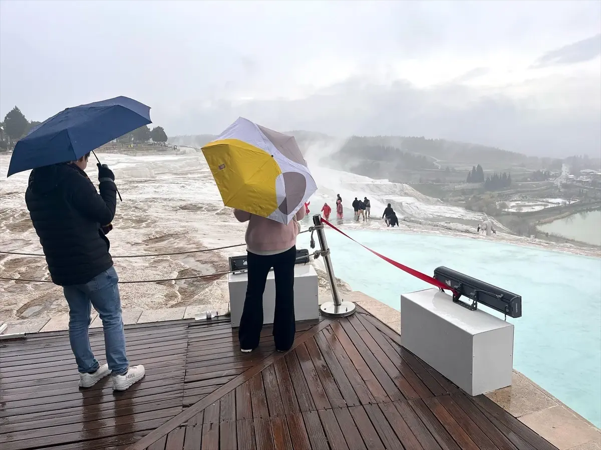 Pamukkale'de yılbaşı turizmi yoğunluğu, muhteşem doğal güzellikleri ve sıcak su
