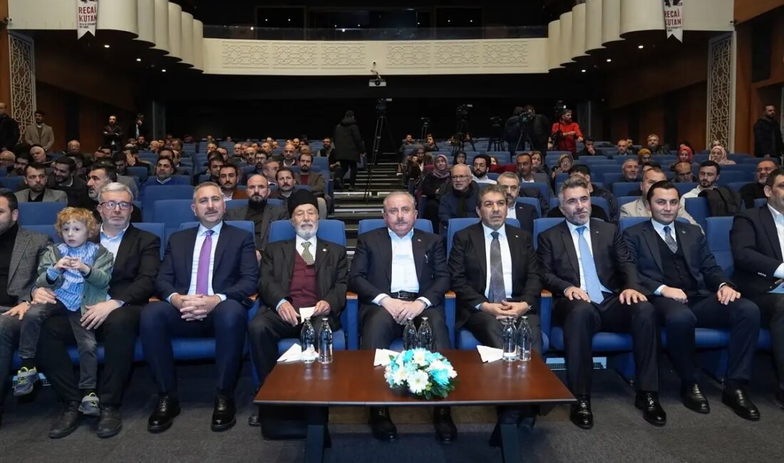 Recai Kutan anma programı, Esenler'de düzenlendi. Bu özel etkinlikte, Kutan'ın