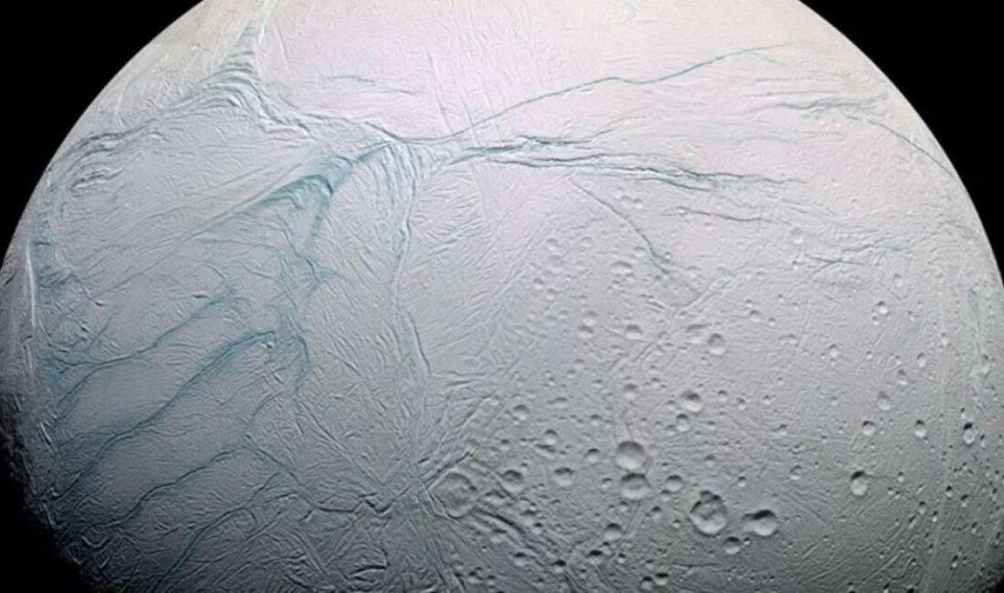 NASA'nın Cassini ve Voyager misyonlarından elde edilen verileri inceleyen bilim