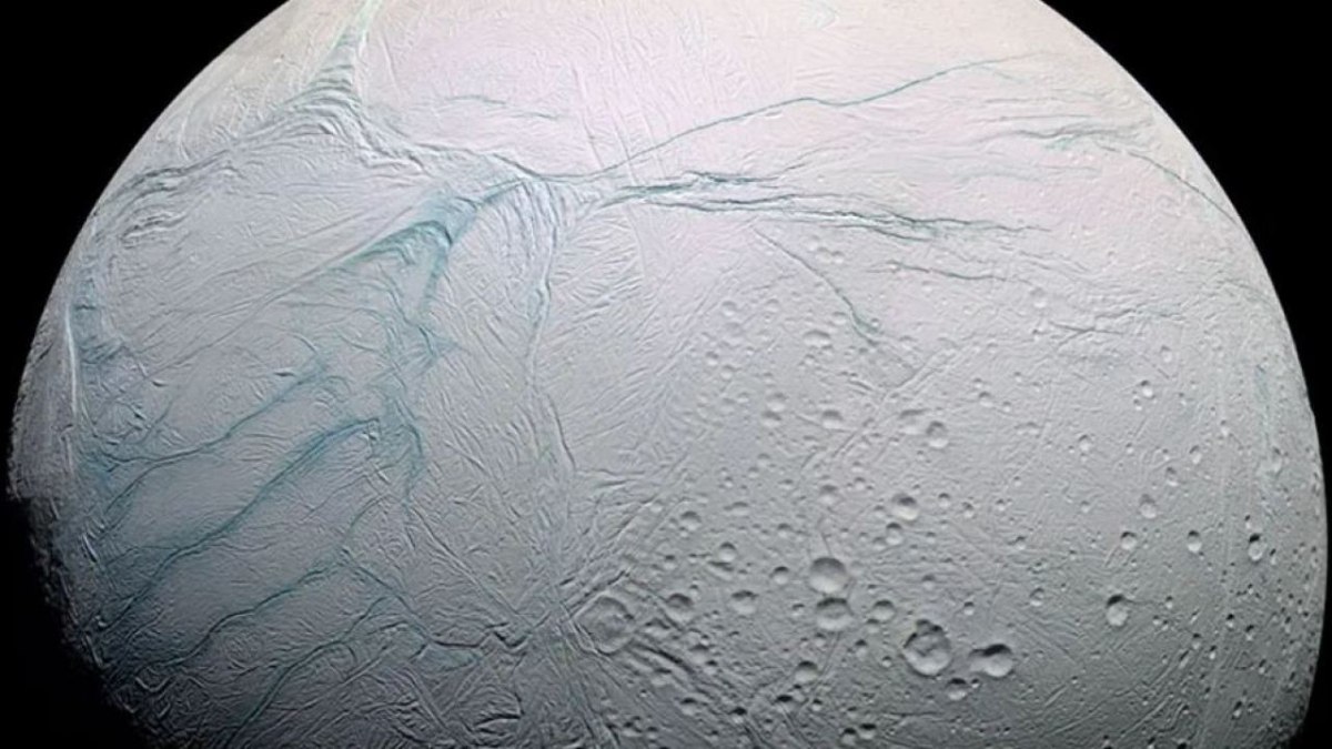 NASA'nın Cassini ve Voyager misyonlarından elde edilen verileri inceleyen bilim