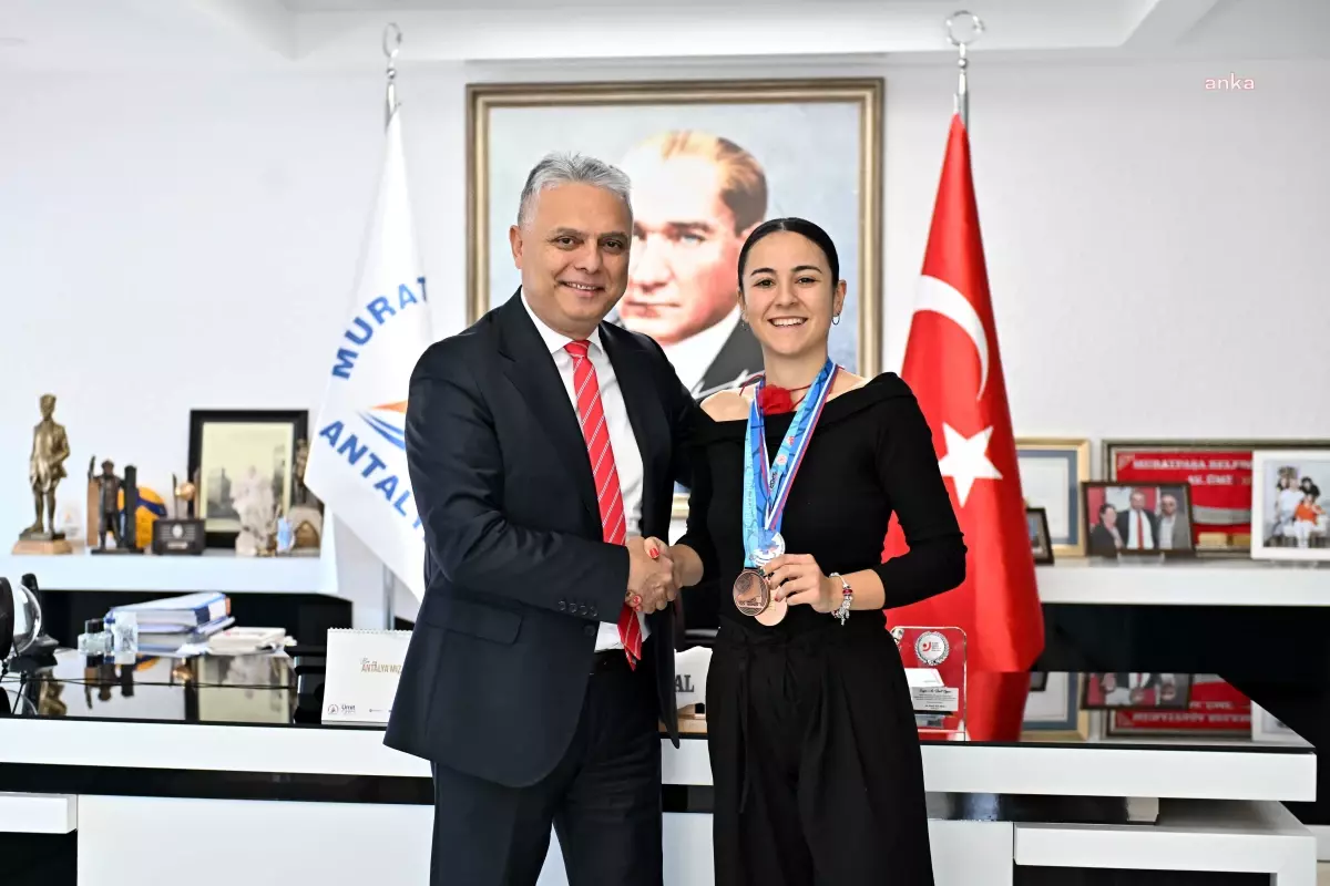 Selin Eren'in buz pateni alanındaki başarıları ve Muratpaşa Belediyesi'nin modern