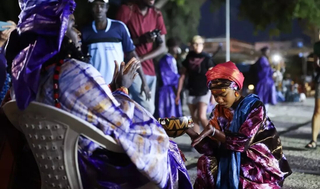 Senegal'in Sain-Louis kentinde düzenlenen Fanal Festivali, renkli ışıklar ve kültürel