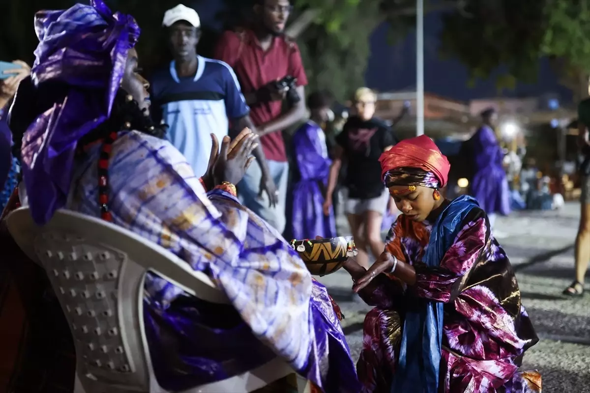 Senegal'in Sain-Louis kentinde düzenlenen Fanal Festivali, renkli ışıklar ve kültürel