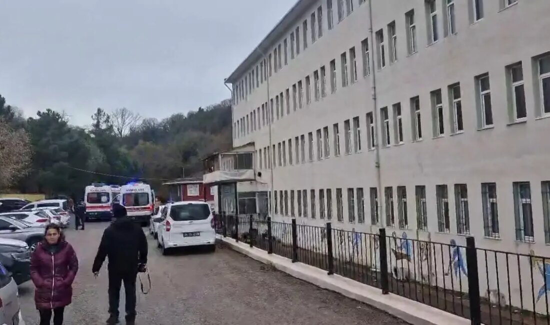 Şile 75. Yıl Ortaokulu'nda 51 öğrencinin zehirlenme şüphesi nedeniyle hastaneye