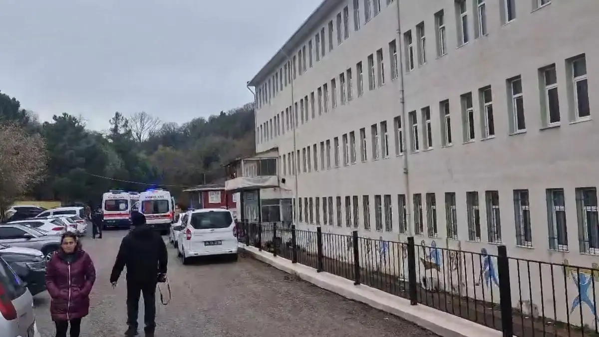 Şile 75. Yıl Ortaokulu'nda 51 öğrencinin zehirlenme şüphesi nedeniyle hastaneye