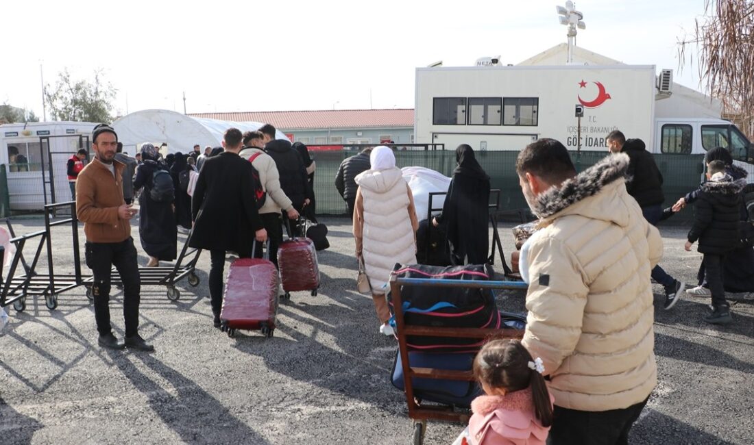 61 yıllık Baas rejiminin devrilmesi sonrasında Suriyeliler ülkelerine dönüş için