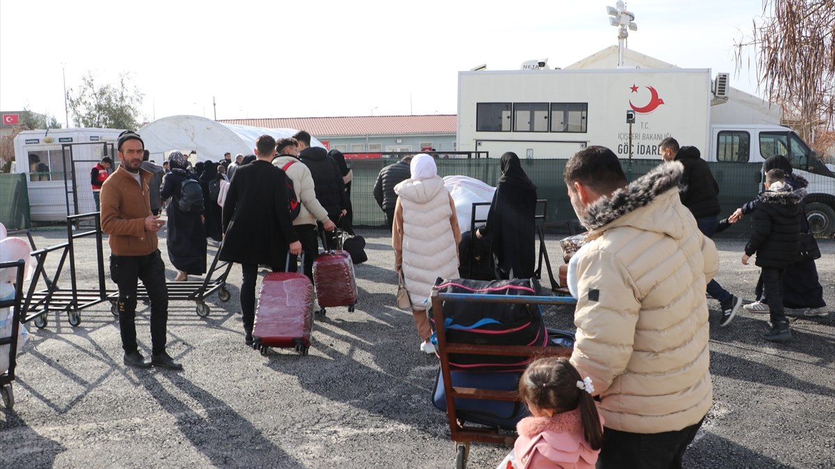 61 yıllık Baas rejiminin devrilmesi sonrasında Suriyeliler ülkelerine dönüş için