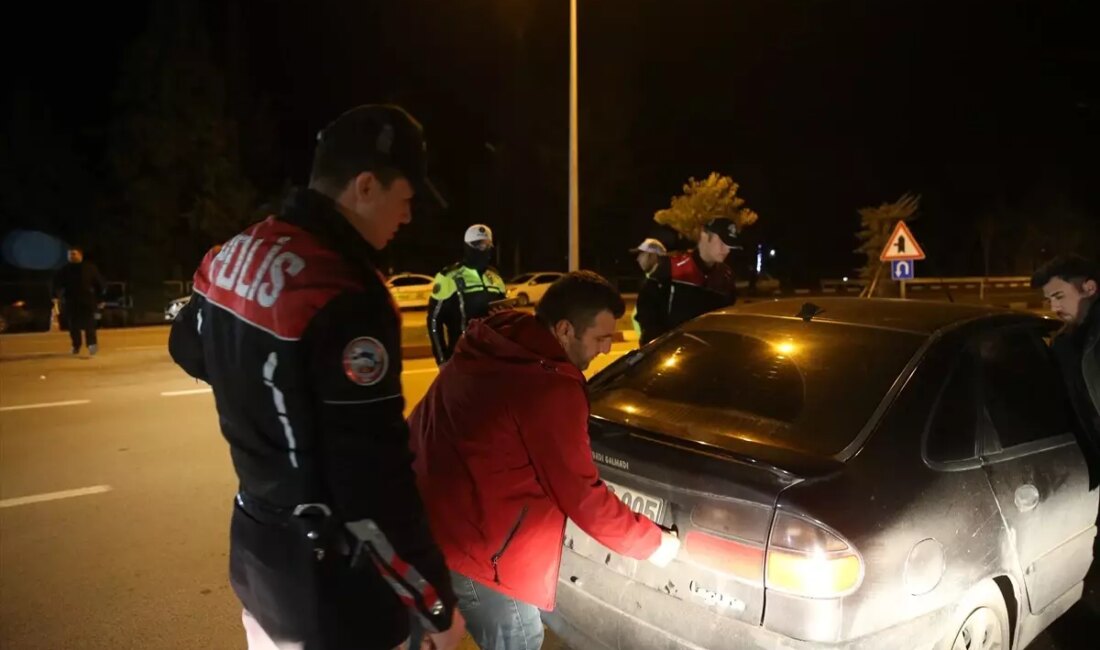 Tokat Valisi Abdullah Köklü, yılbaşı gecesi güvenlik ekiplerini ziyaret ederek,
