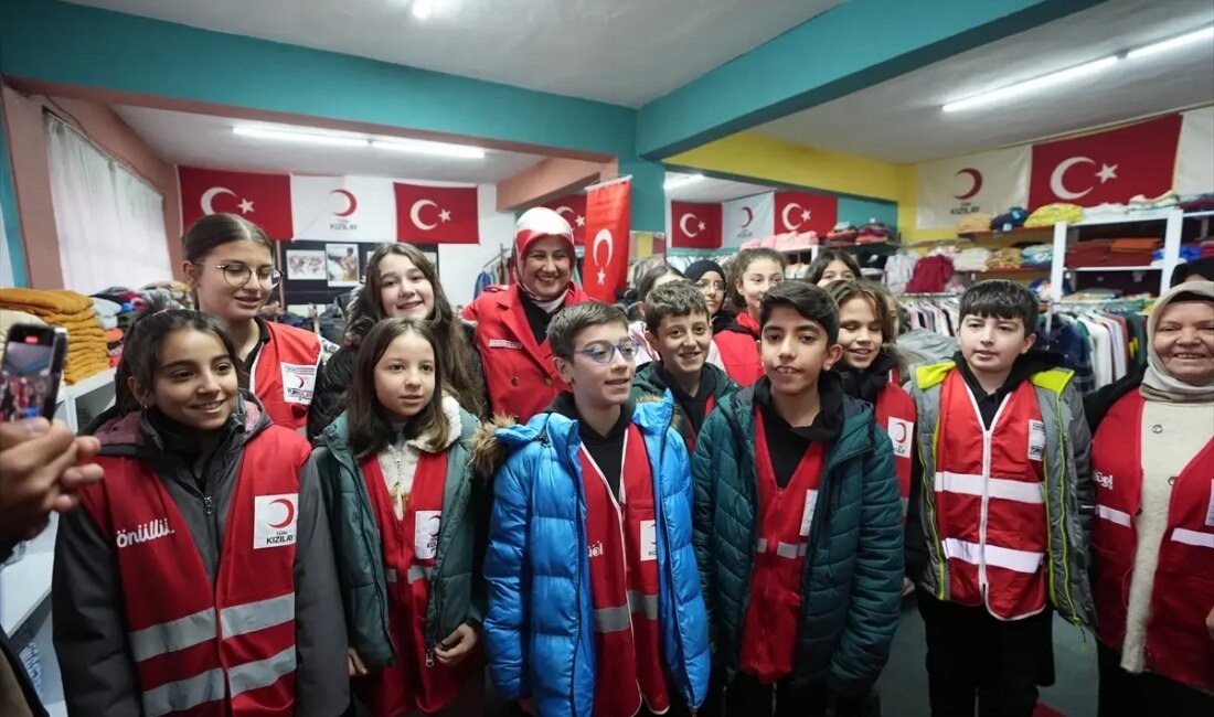 Türk Kızılay, Elmadağ'da İbrahim Özdemir Sevgi Butiği'nin açılışını gerçekleştirdi. Bu