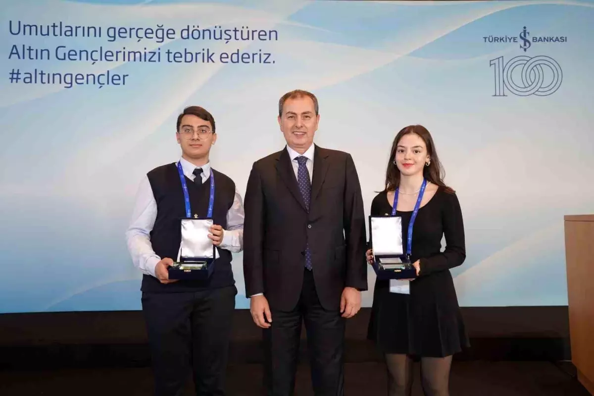 Türkiye İş Bankası'nın Altın Gençler Uygulaması, başarılı öğrencileri ödüllendirerek eğitimde