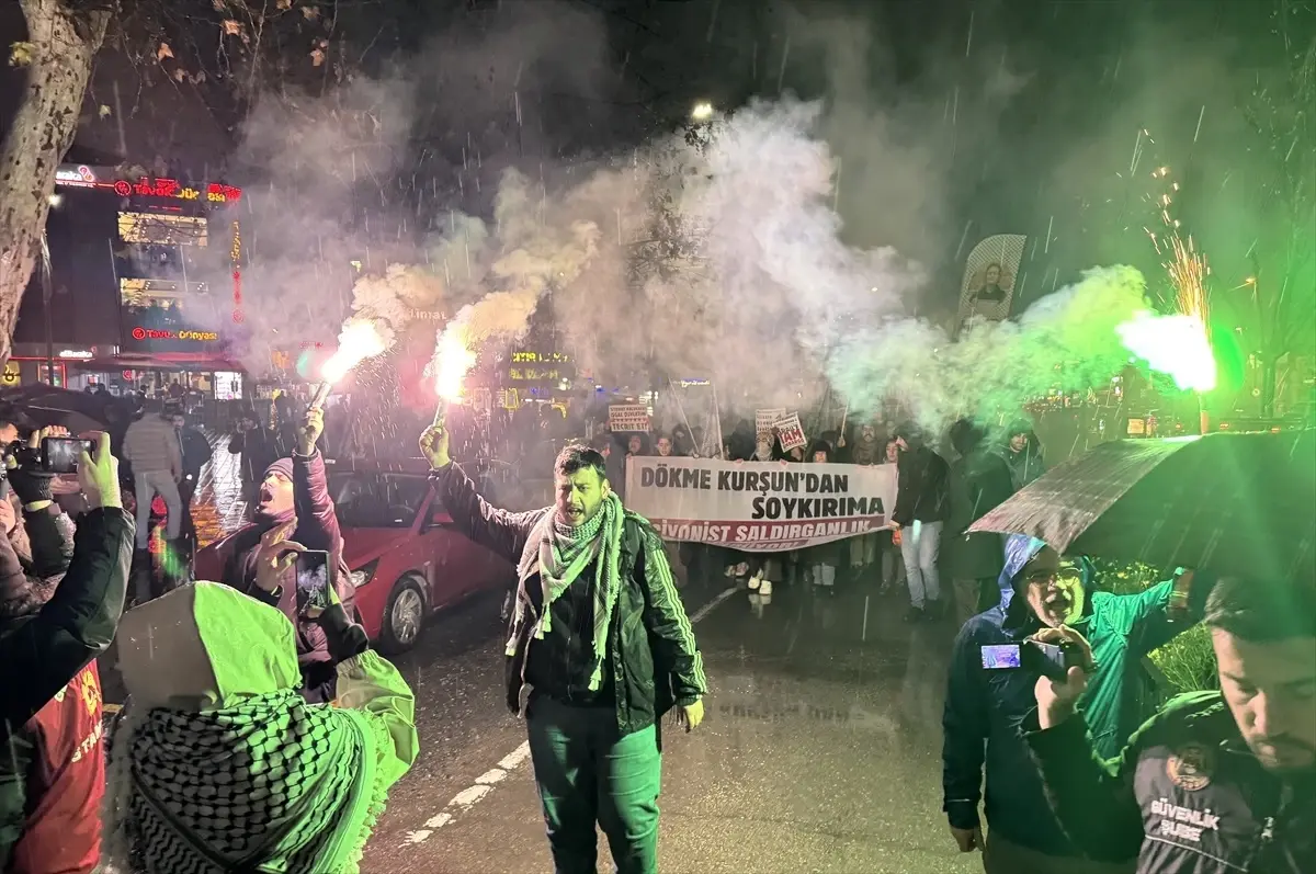 Üsküdar'da düzenlenen Filistin Direnişine Destek Yürüyüşü, katılımcıların coşkulu destekleriyle gerçekleşti.