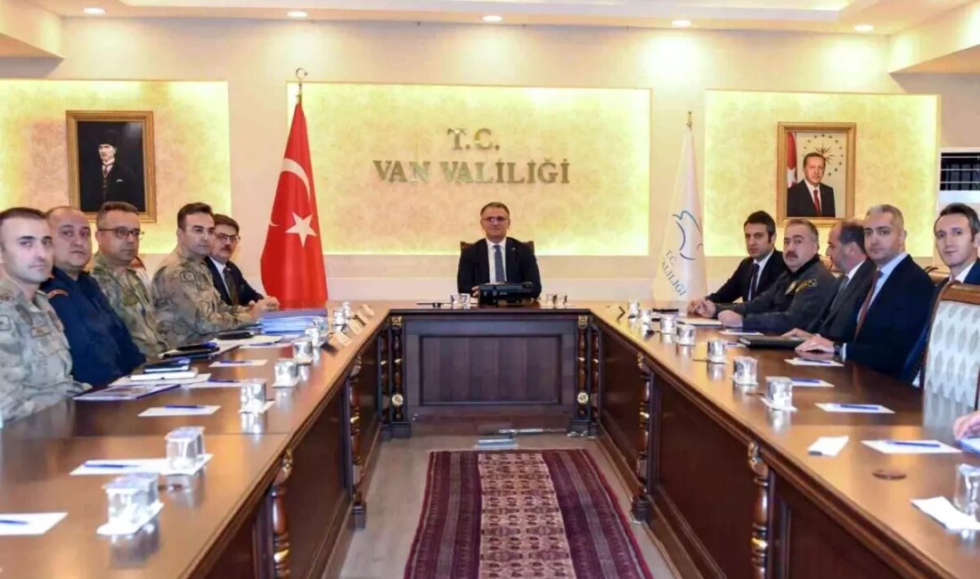 Van'da yılbaşı öncesi güvenlik ve tedbirler üzerine gerçekleştirilen toplantıda, yerel