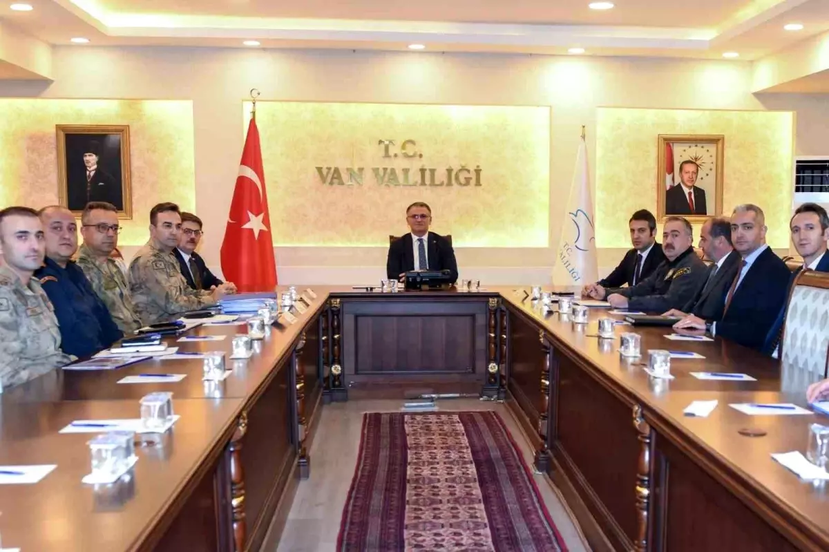 Van'da yılbaşı öncesi güvenlik ve tedbirler üzerine gerçekleştirilen toplantıda, yerel